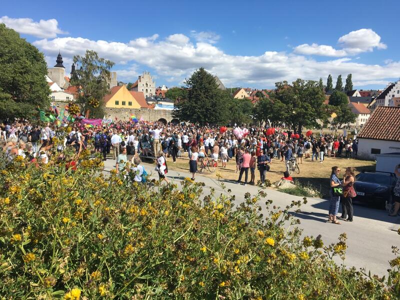 Folkmassa i almedalen, Visby, Gotland 