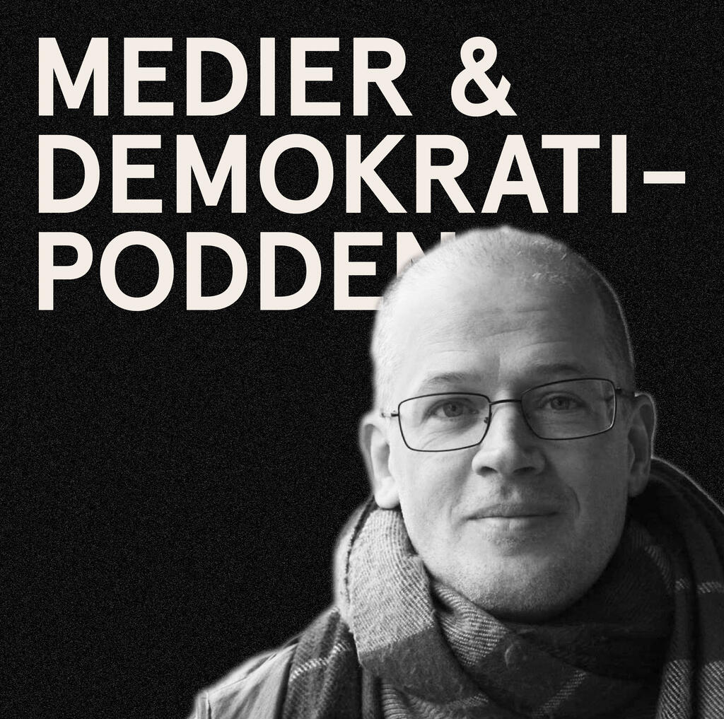 Medier och demokratipodden, omslagsbild med man i svartvitt porträtt 