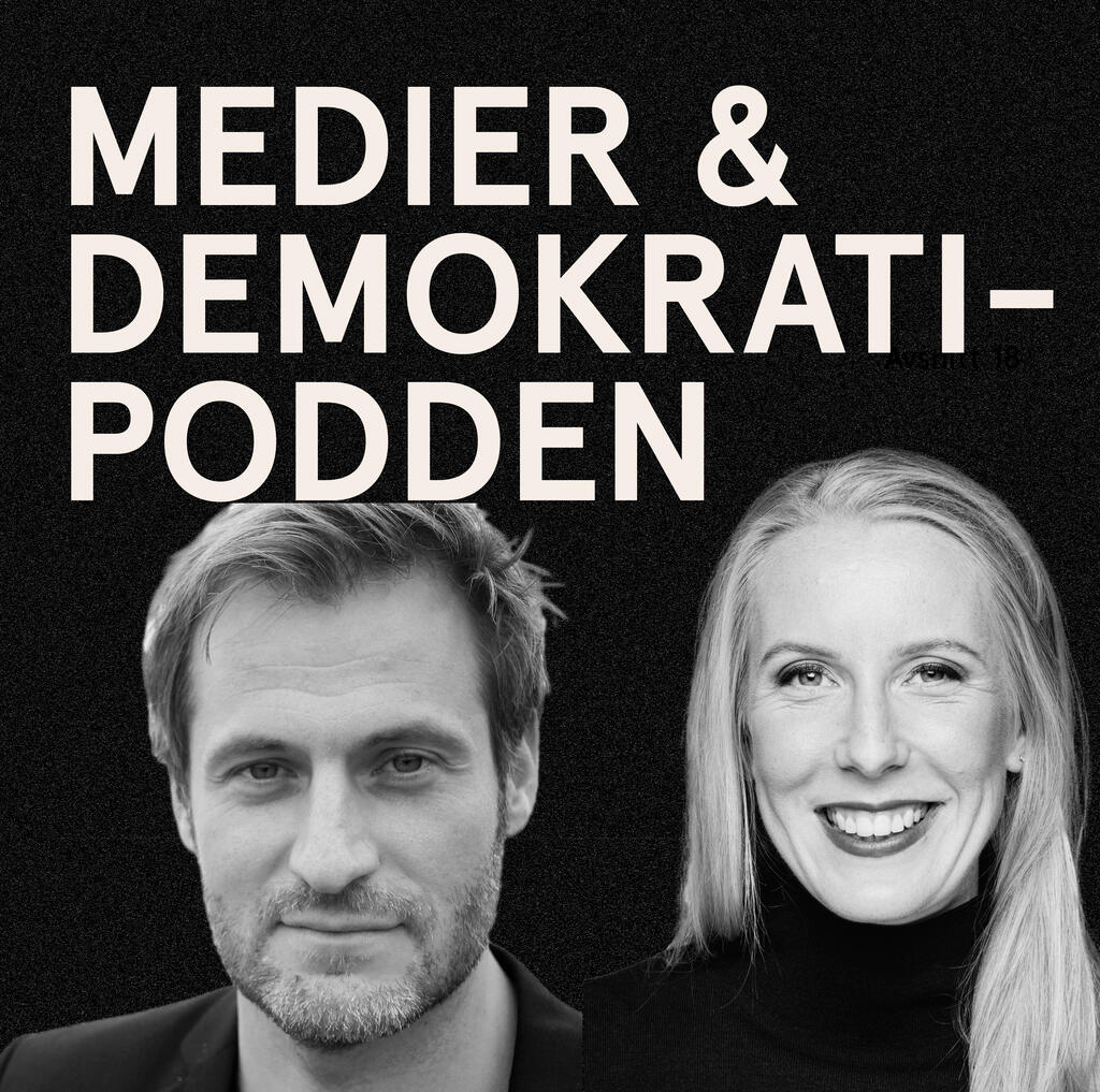 Man och kvinna i svartvita porträtt syns på en omslagsbild för en podd, i text står det på affischen: "Medier & Demokrati-podden